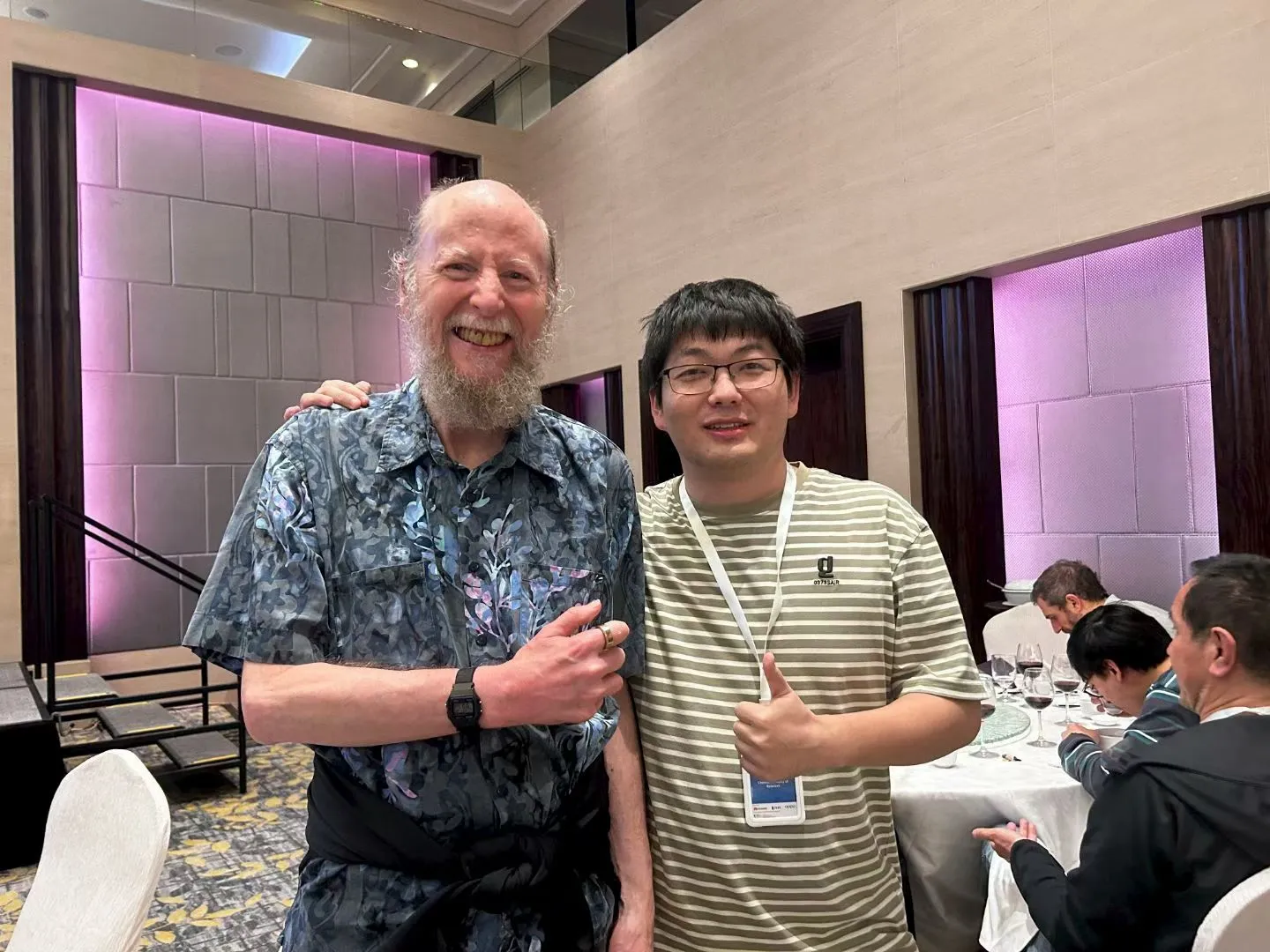 在 DAI 2024 会议上与 Richard Sutton 合影